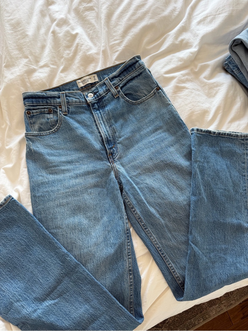 Abercrombie & Fitch The 90s Straight Ultra High Rise Jean